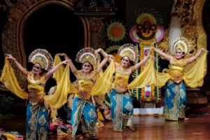 Melestarikan Tradisi dan Seni Budaya Komunitas Adat